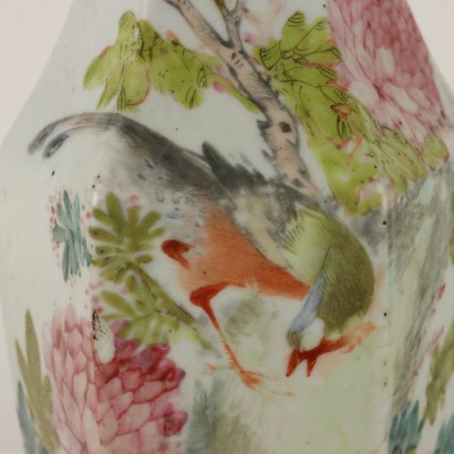 Antiker Vase aus Porzellan mit Blumen und Vogel Dekorationen XX Jhd