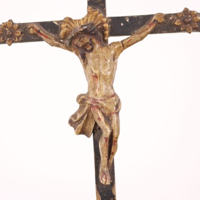 Crucifix en bois sculpté et laqué