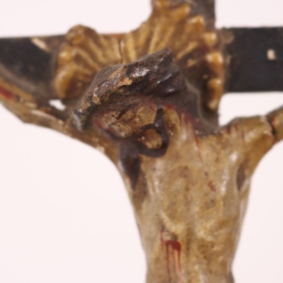 Crucifix en bois sculpté et laqué