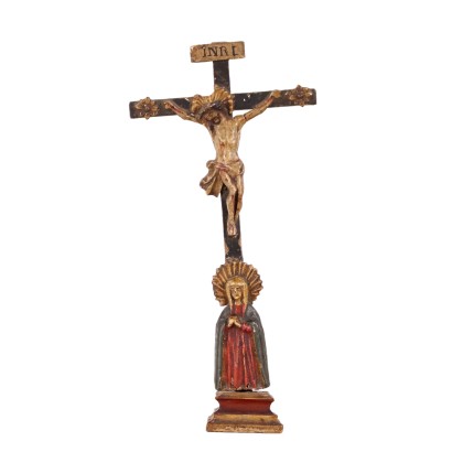 Crucifix en bois sculpté et laqué