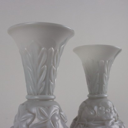 Paire de vases en verre laiteux