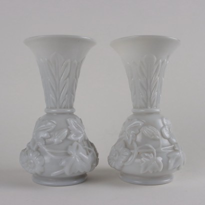 Paire de vases en verre laiteux