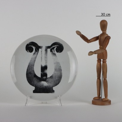 Piatto Piero Fornasetti Serie Tema e V,Piero Fornasetti,Piero Fornasetti,Piero Fornasetti,Piero Fornasetti,Piero Fornasetti,Piero Fornasetti,Piero Fornasetti,Piero Fornasetti,Piero Fornasetti,Piero Fornasetti