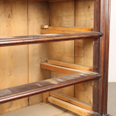 Baroque chest of drawers in walnut