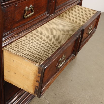 Baroque chest of drawers in walnut