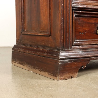 Baroque chest of drawers in walnut