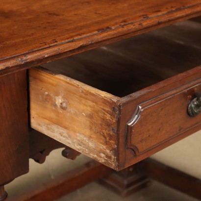 Baroque table in walnut