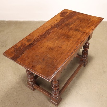 Baroque table in walnut