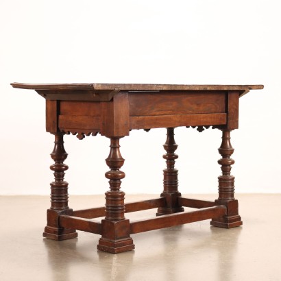 Baroque table in walnut