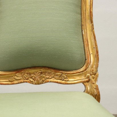 Groupe de quatre chaises de style baroque