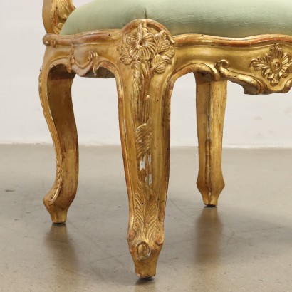 Groupe de quatre chaises de style baroque