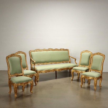 Groupe de quatre chaises de style baroque