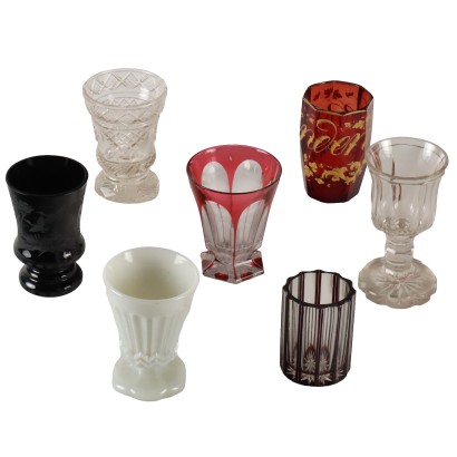 Groupe de 7 Verres Anciens en Verre Coloré Producteurs Differents