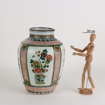 Vase en porcelaine peinte aux émaux Wu