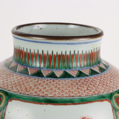 Vase en porcelaine peinte aux émaux Wu