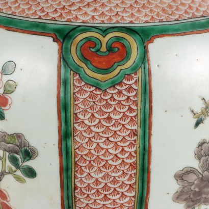 Vase en porcelaine peinte aux émaux Wu