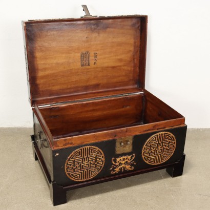 chinoiserie trunk, Chinese trunk in lacquered leather