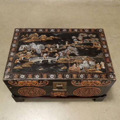 chinoiserie trunk, Chinese trunk in lacquered leather