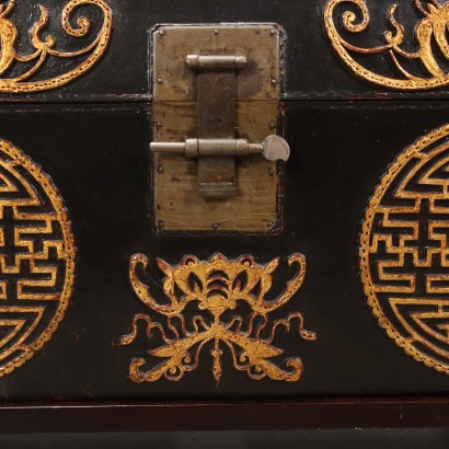 chinoiserie trunk, Chinese trunk in lacquered leather