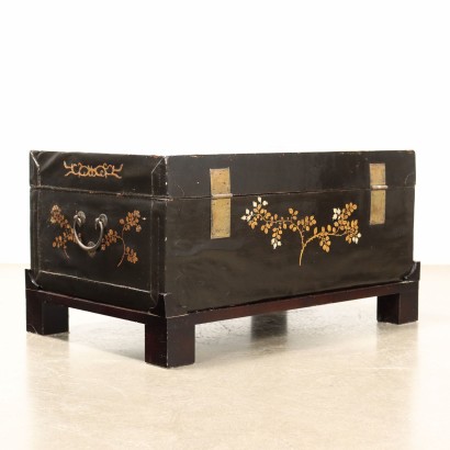 chinoiserie trunk, Chinese trunk in lacquered leather