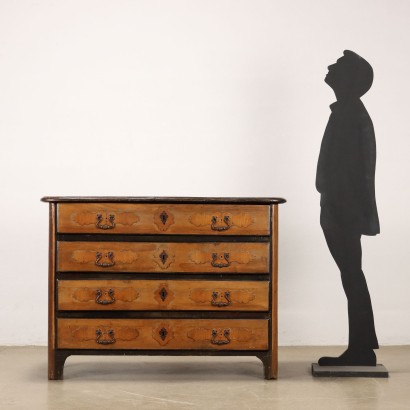 Baroque chest of drawers in walnut