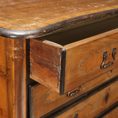 Baroque chest of drawers in walnut