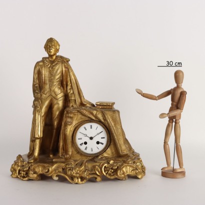 Freistehende Uhr aus goldenem Holz