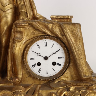 Freistehende Uhr aus goldenem Holz