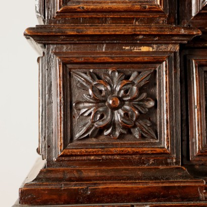 Doppelkorpus-Sideboard im Neorenaissance-Stil