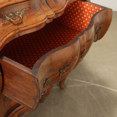 Petite commode de style baroque