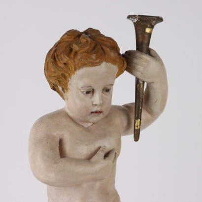 Putto tenant le flambeau