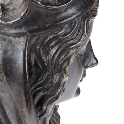 Visage féminin en bronze