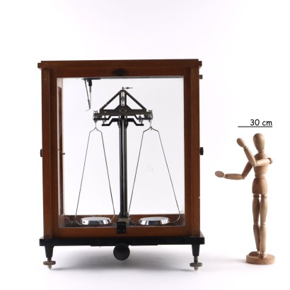 Analoge Waage in der Vitrine von Galileo Sarto