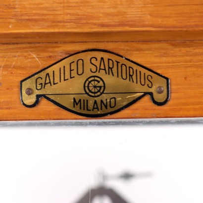 Analoge Waage in der Vitrine von Galileo Sarto