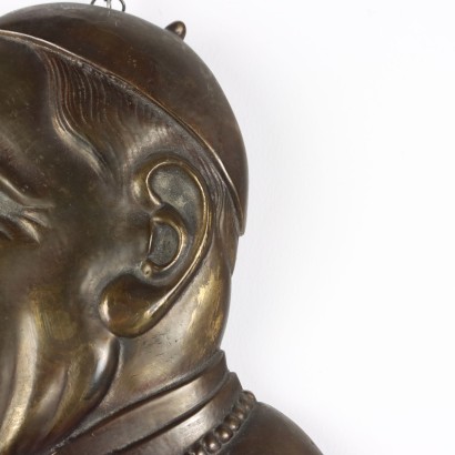 Rostro del Papa en bronce