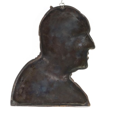 Visage du pape en bronze