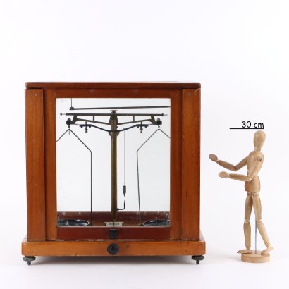 Balance analogique W&J George dans une vitrine