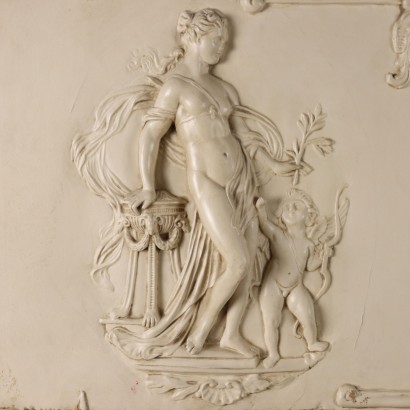 Bas-relief en plâtre avec personnages mythologiques