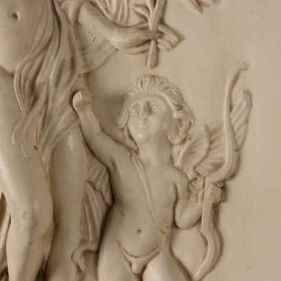 Bas-relief en plâtre avec personnages mythologiques