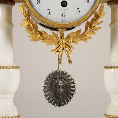 Horloge de Table Lèchopiè à Paris Marbre blanc Bronze doré France '700